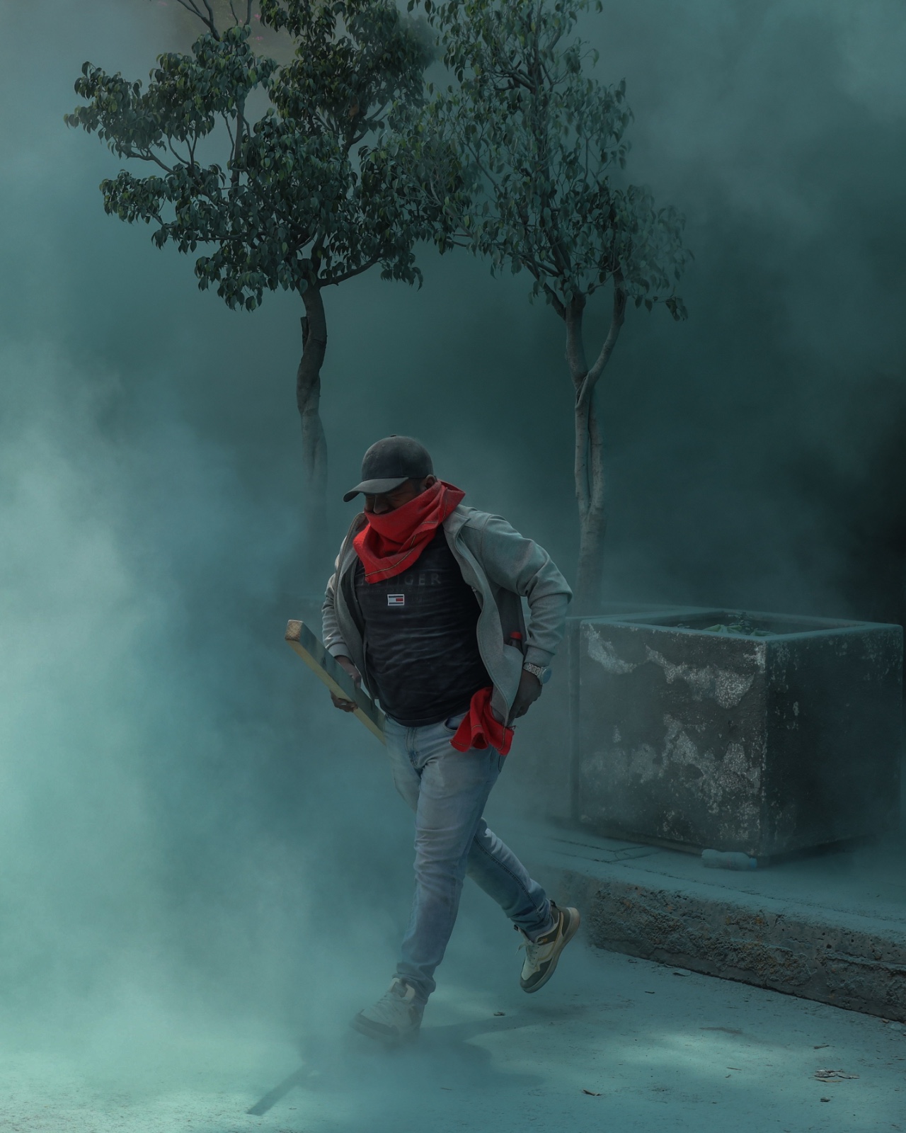 Integrantes de la CNTE afuera de edificio de la SEP en CDMX, durante disturbios el 3 de junio 2026. Foto: N+